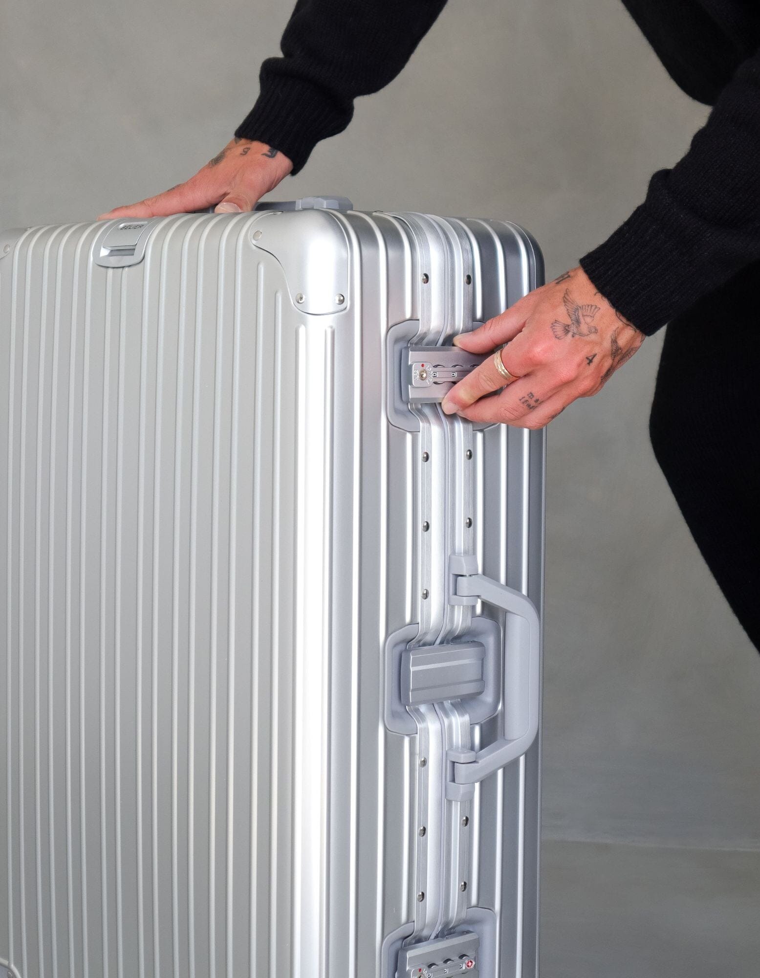26" Medium Aluminium Suitcase - Silver